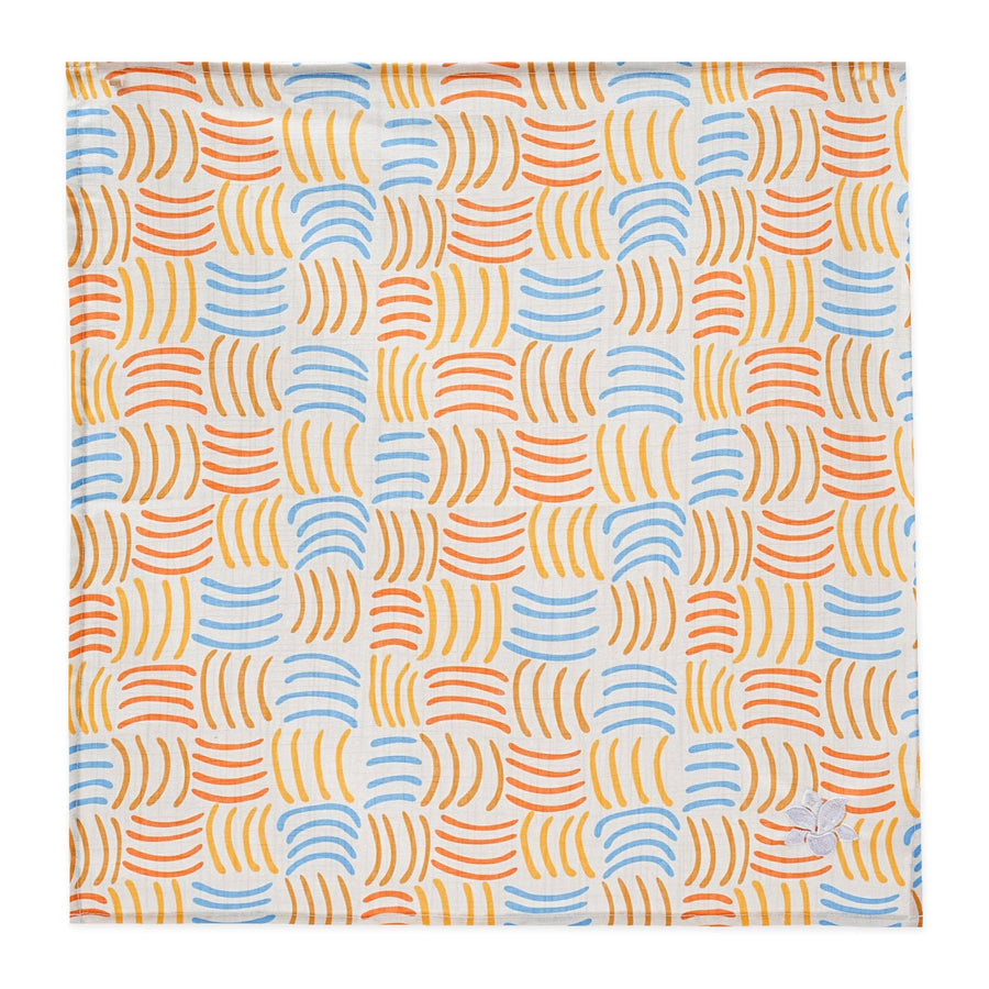 COCOLILI Sierra Plantain cotton napkin with alternating groups of curved strokes, 45 × 45 cm.